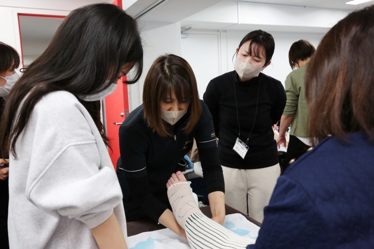 圧迫用品の使用方法も丁寧にレクチャー