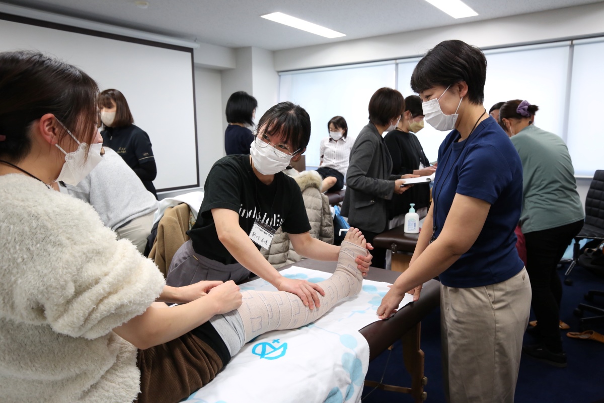 圧迫用品の使用方法も丁寧にレクチャー