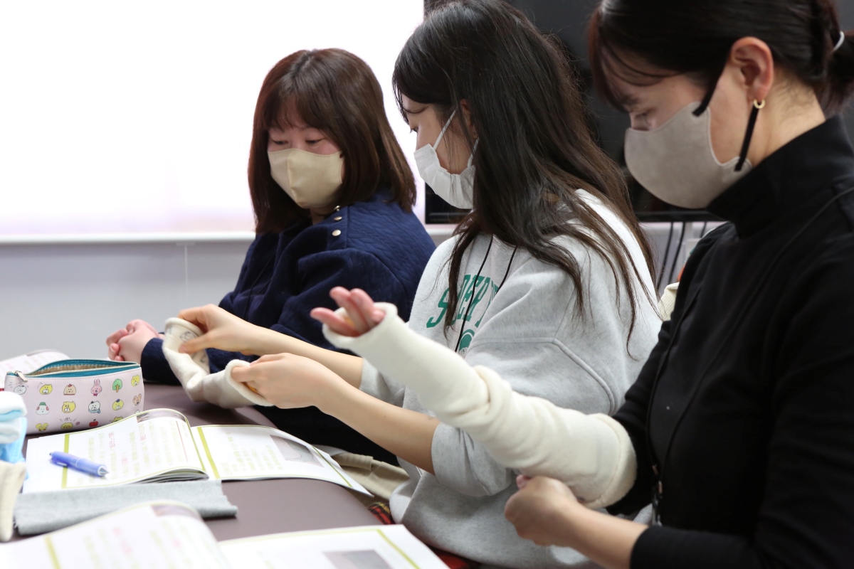 浮腫ケア用品に触れる参加者