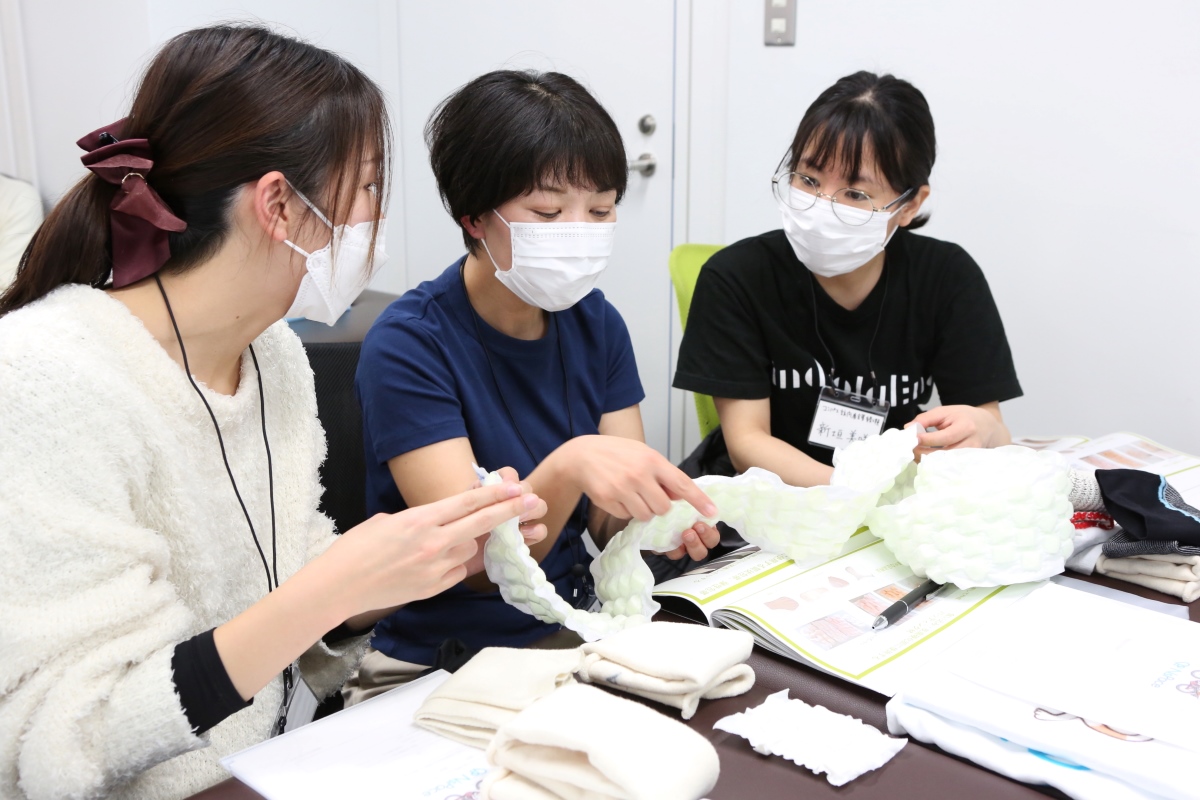 浮腫ケア用品に触れる参加者