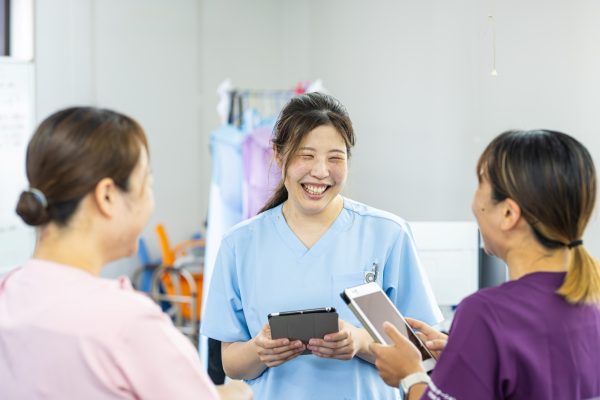 明るい雰囲気で情報共有をする訪問看護ステーションはまゆうのみなさん