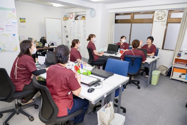 和やかな雰囲気で申し送りをするスタッフの皆さん