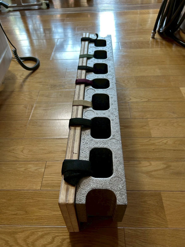 ゴムバンドで固定した板とブロック