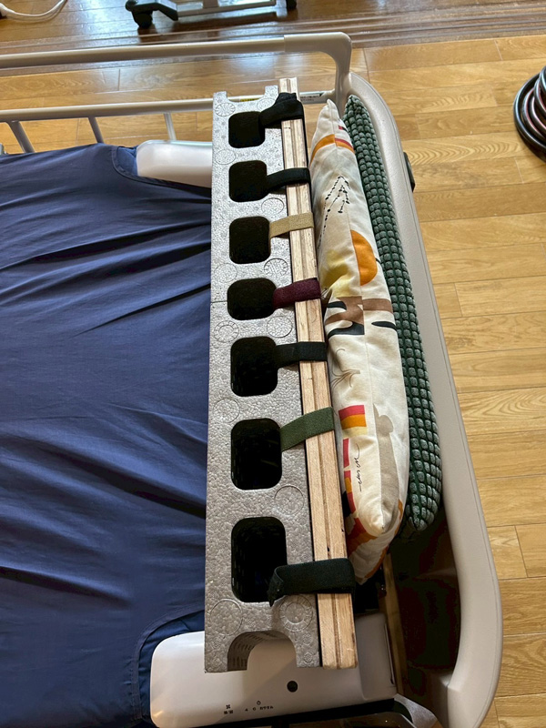 ベッドの足元に置いた板とブロック1