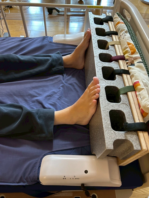 ベッドの足元に置いた板とブロック2