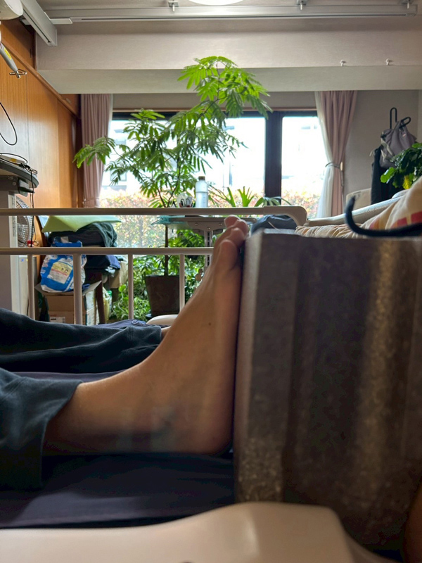 ベッドの足元に置いた板とブロック3