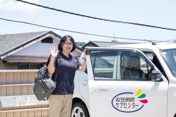 爽やかな笑顔で訪問にむかう安田さん