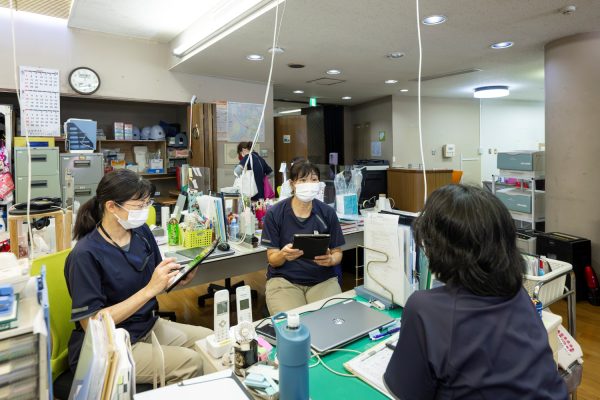 利用者さんについて熱心に話し合うステーションの皆さん