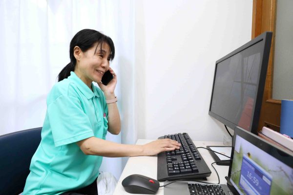 事務所で作業する山崎さん