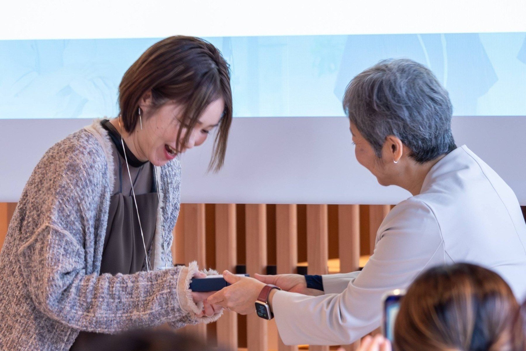受賞者お一人おひとりを表彰