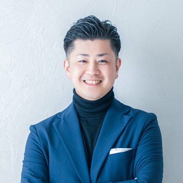 株式会社Blue Flame <br> 年間約800世帯以上の個別相談を受ける大人気のファイナンシャルプランナー。 <br>半導体関連企業に8年間勤務したのち、外資系生命保険会社にて6年間ライフプランコンサルタントを経験。 <br>現在は保険代理店・証券代理店に所属し、「資産運用」「住宅購入」「教育資金」など幅広い知識を実体験に基づいた親身なアドバイスが大変好評。 <br>MDRT（COT）会員。