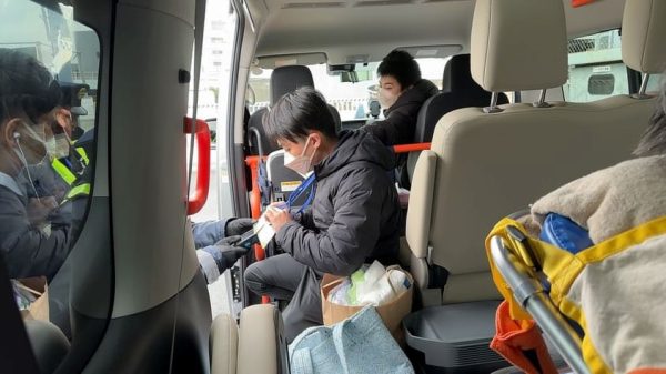 飛行機搬送では、診断書・機器申請・空港手続きが必要になる